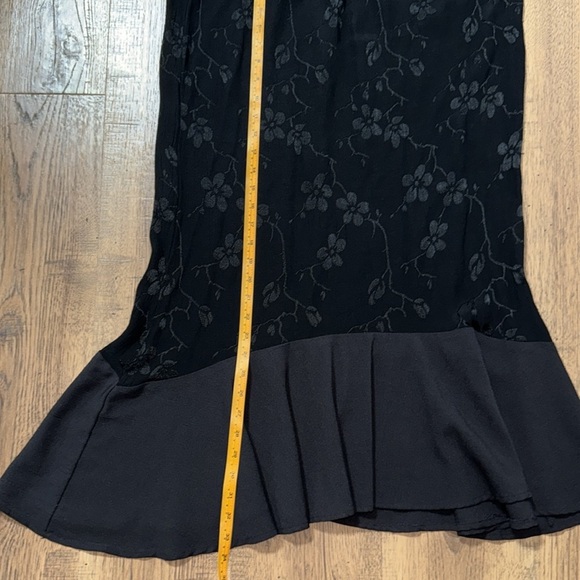 SPENCER ALEXIS Elegant Black Floral Skirt - Picture 4 of 7